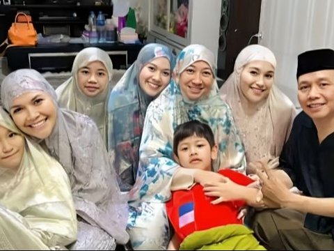 Portrait of Ayu Ting Ting's First Tarawih Prayer with Future In-Laws, Comfortably Leaning on the Shoulder