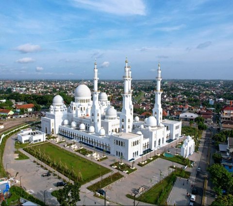 Bulan Sabit Merah UEA Siapkan 10.000 Makanan Buka Puasa Selama Ramadan di Masjid Raya Sheikh Zayed Solo