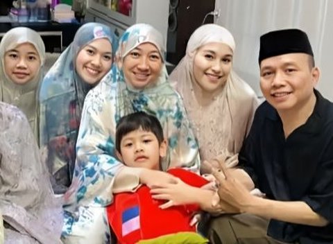 Portrait of Ayu Ting Ting's First Tarawih Prayer with Future In-Laws, Comfortably Leaning on the Shoulder