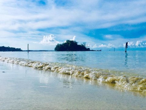 Bervakansi ke Pantai Trikora Riau, Namanya Konon Diambil dari Peristiwa Tri Komando Rakyat