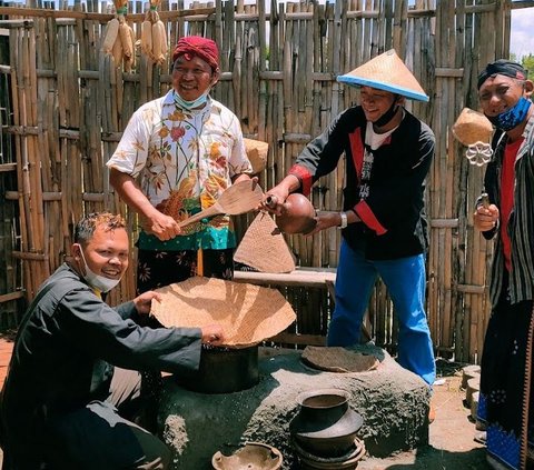 Ngabuburit Seru di Desa Wisata Gunungsari Madiun, Belajar Menulis di Atas Daun Lontar hingga Menikmati Jajanan Tradisional