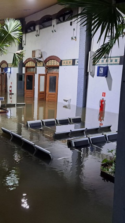 FOTO: Penampakan Banjir Semarang Lumpuhkan Stasiun Tawang dan Rendam Kawasan Kota Lama