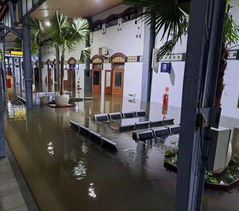 Banjir tampak merendam ruang tunggu penumpang di Stasiun Tawang, Semarang, Jawa Tengah, Kamis (14/3/2024). Curah hujan tinggi yang mengguyur sejak Rabu (13/3) hingga Kamis (14/3) dini hari menyebabkan banjir di sejumlah titik di Semarang. Foto: Merdeka.com/Danny Adriadhi Utama
