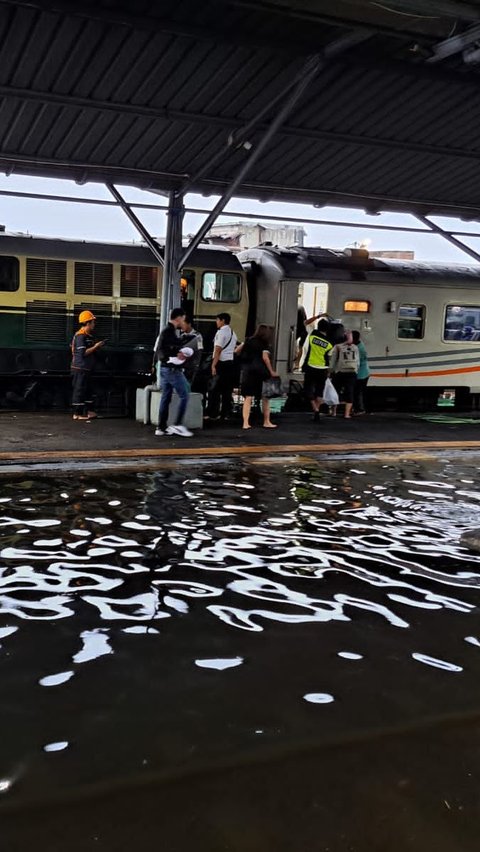 Banjir Semarang ini turut merendam Stasiun Tawang. Genangan banjir tampak menutupi rel dan nyaris menenggelamkan tempat duduk penumpang di ruang tunggu stasiun. Foto: Merdeka.com/Danny Adriadhi Utama