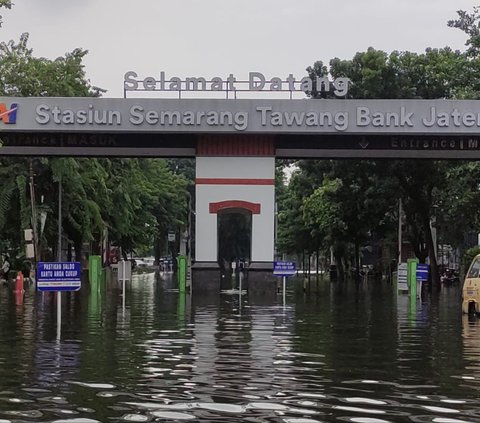 FOTO: Penampakan Banjir Lumpuhkan Stasiun Tawang dan Rendam Kawasan Kota Lama Semarang