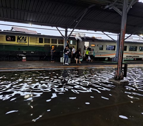 Selain itu, pelayanan keberangkatan dan kedatangan sejumlah kereta dialihkan dari Stasiun Tawang ke Stasiun Poncol.<br>