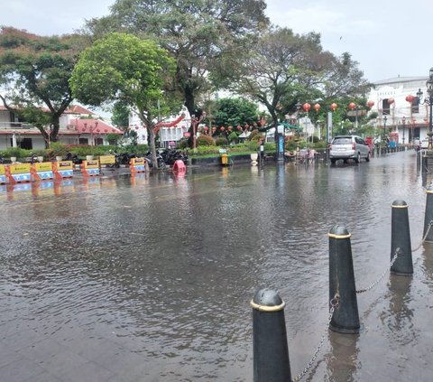 FOTO: Penampakan Banjir Lumpuhkan Stasiun Tawang dan Rendam Kawasan Kota Lama Semarang