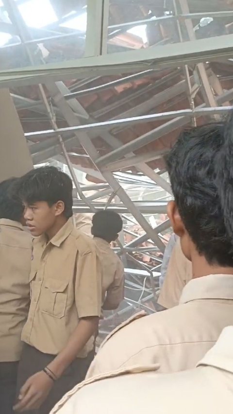 Detik-Detik Atap SMA Negeri 1 Ciampea di Bogor Amruk, Sejumlah Siswa Dikabarkan Luka-Luka