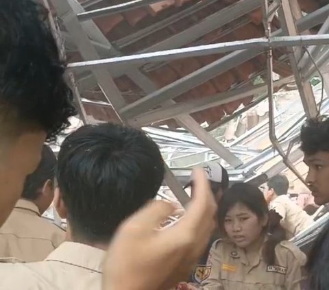 Detik-Detik Atap SMA Negeri 1 Ciampea di Bogor Ambruk, Sejumlah Siswa Dikabarkan Luka-Luka