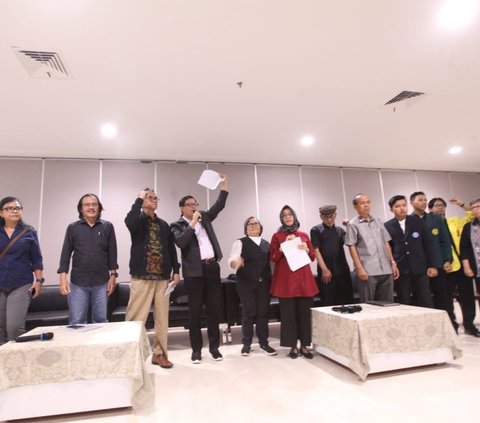 FOTO: Demokrasi Meredup, Guru Besar dan Akademisi Berkumpul di UI Salemba