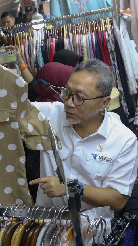 FOTO: Blusukan di Pasar Tanah Abang, Mendag Zulhas Borong Baju Lebaran