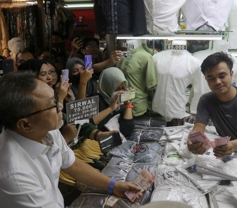 FOTO: Blusukan di Pasar Tanah Abang, Mendag Zulhas Borong Baju Lebaran