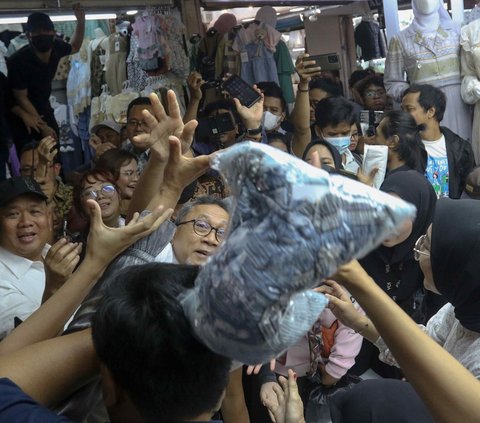 FOTO: Blusukan di Pasar Tanah Abang, Mendag Zulhas Borong Baju Lebaran