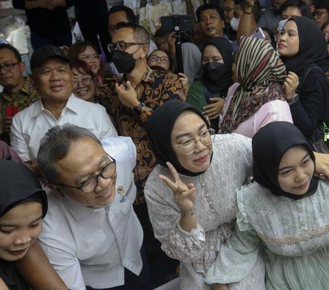 FOTO: Blusukan di Pasar Tanah Abang, Mendag Zulhas Borong Baju Lebaran