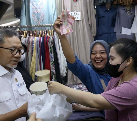 FOTO: Blusukan di Pasar Tanah Abang, Mendag Zulhas Borong Baju Lebaran