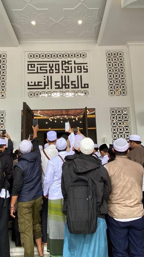 Potret Jemaah Padati Prosesi Pemakaman Habib Hasan Bin Ja’far Assegaf