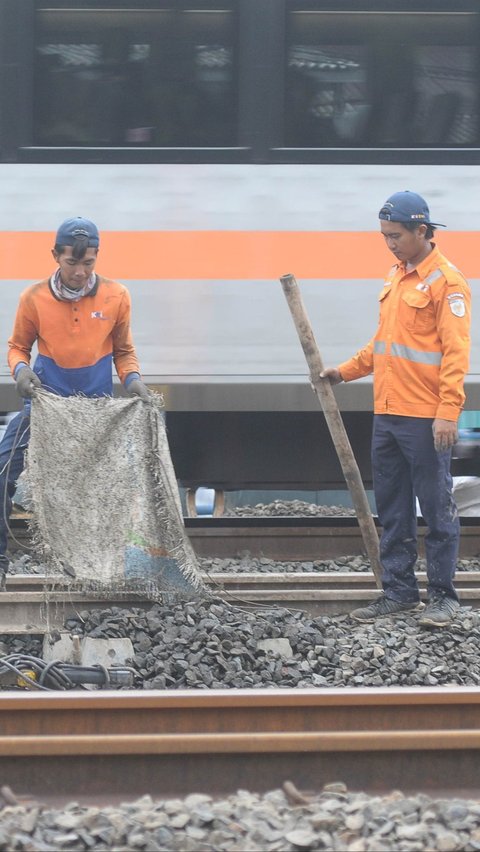 Dalam perawatan tersebut petugas memeriksa dan menambah tumpukan batu koral dan bantal rel kereta api. Merdeka.com/Imam Buhori