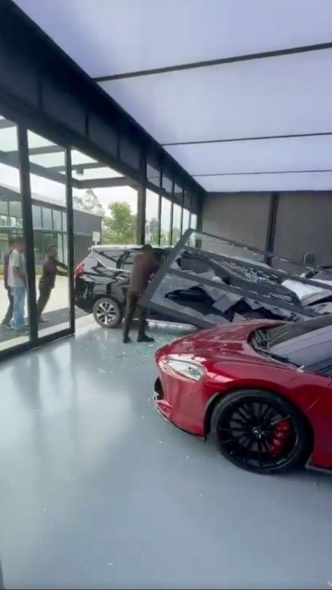 Ini Lokasi Showroom Mewah, Xpander Nyelonong Tabrak Mobil Porsche GT3 hingga Ringsek