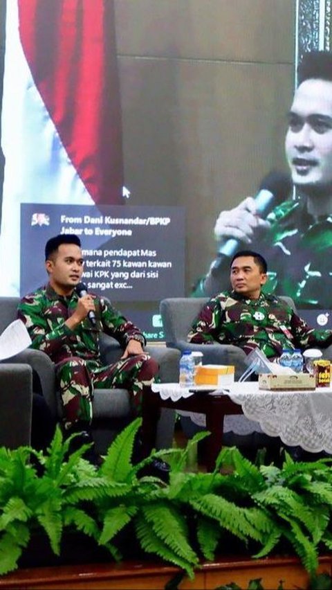 Memperoleh gelar Sarjana dalam Ilmu Komunikasi <br>