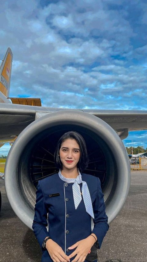 Potret cantik Serda Adhini, Seorang Prajurit TNI yang Dipilih Sebagai Pramugari Pesawat Kepresidenan <br>