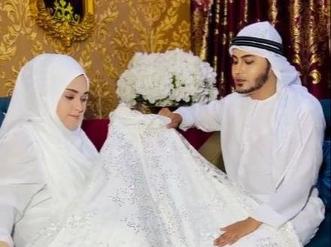 Make Baper! Husband's Story of Sewing His Own Mukena Embellished with Swarovski Crystals as a Gift Worth Rp39 Million for His Wife