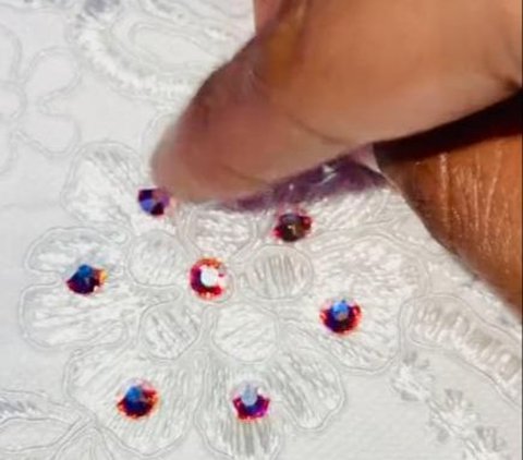 Make Baper! Husband's Story of Sewing His Own Mukena Embellished with Swarovski Crystals as a Gift Worth Rp39 Million for His Wife