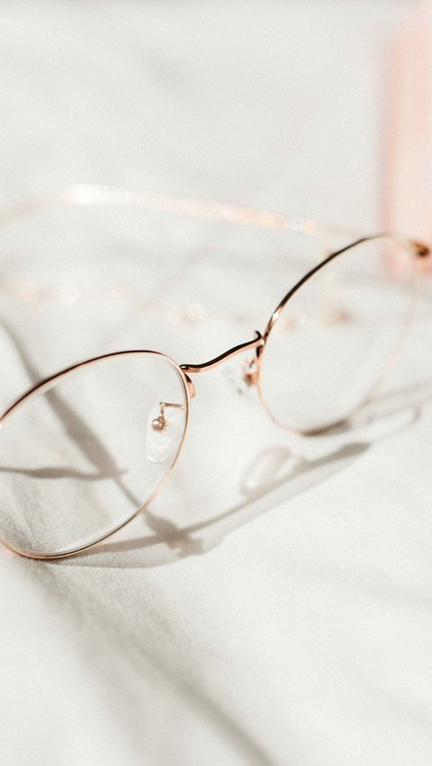 Oval Eyeglass Frame for Soft Square Face Look