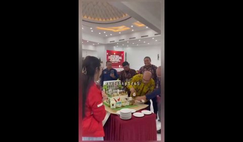 Dalam video tersebut, terlihat bukan hanya Marsha yang ikut merayakan ulang tahun Hasyim. <br>