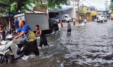 Cerita Pemotor Terpaksa Dorong Motor Saat Nekat Terabas Banjir Semarang