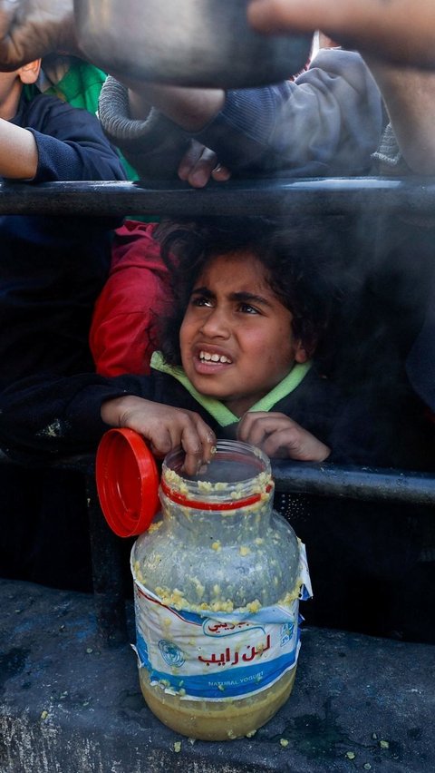 Dilaporkan ada sekitar lebih dari 1,2 juta orang Palestina mengungsi di Rafah. Mereka menghadapi krisis pangan. Foto: REUTERS / Mohammed Salem