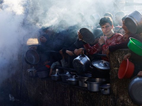 FOTO: Jeritan Anak-Anak Palestina yang Lapar Berebut Makanan di Tengah Krisis Pangan Bulan Ramadan