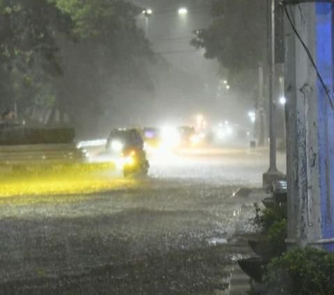 Tinjau Banjir di Semarang Utara, Wali Kota Ita Ikut Bantu Evakuasi Warga