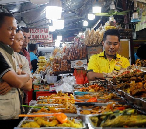 FOTO: Seporsi Mulai dari Rp20.000, Sentra Kuliner Nasi Kapau di Jalan Kramat Raya Laris Manis Diserbu Pelanggan Buka Puasa