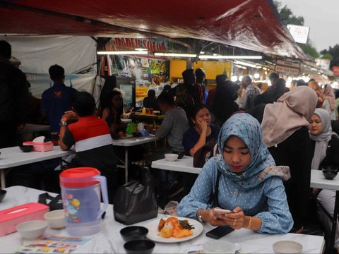 FOTO: Seporsi Mulai dari Rp20.000, Sentra Kuliner Nasi Kapau di Jalan Kramat Raya Laris Manis Diserbu Pelanggan Buka Puasa