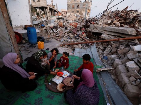 FOTO: Potret Kesedihan Warga Palestina di Gaza Buka Puasa di Reruntuhan Rumahnya yang Dibom Israel