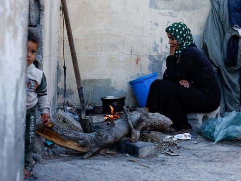 FOTO: Potret Kesedihan Warga Palestina di Gaza Buka Puasa di Reruntuhan Rumahnya yang Dibom Israel