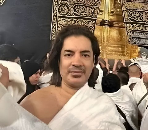 Known as a Playboy and a Spendthrift, This Billionaire Converts to Islam after Getting Lost in Jeddah, Crying in front of the Kaaba
