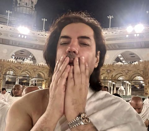 Known as a Playboy and a Spendthrift, This Billionaire Converts to Islam after Getting Lost in Jeddah, Crying in front of the Kaaba