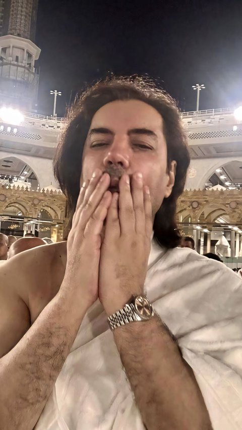 Known as a Playboy and Hobby Foya-foya, This Billionaire Converts to Islam After Getting Lost in Jeddah, Crying in front of the Kaaba.