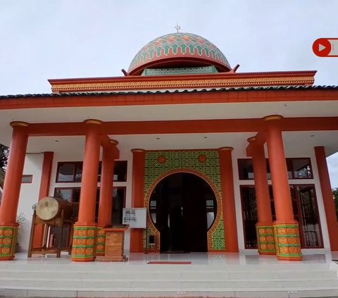 Masjid ini memiliki warna yang dominan merah, seperti kelenteng. Dalam budaya Tiongkok, simbol merah, putih dan hijau merupakan bentuk harmonisasi para dewa dan dewi yang ada di sekitar kehidupan manusia.