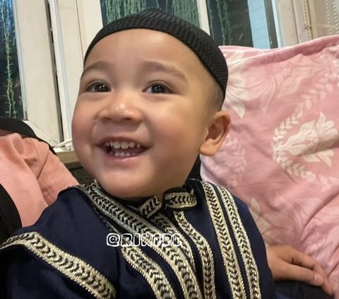 10 Potret Lucu Rayyanza Pakai Baju Koko Lengkap dengan Peci dan Sarung, Ramai Disebut 'Pak Haji Cipung' oleh Netizen