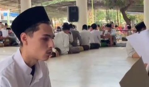 Menurut informasi si pengunggah, momen tersebut tak lain berlangsung di area Pondok Pesantren Attauhidiyyah Giren, Talang, Tegal, Jawa Tengah.