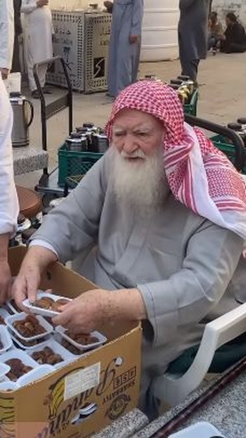'Investasi Akhirat', Pria Usia 90 Tahun Menjamu Jemaah di Nabawi Makanan dan Minuman Gratis Selama 40 Tahun