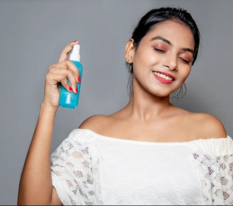 Trik Makeup Anti Dempul dengan Setting Spray