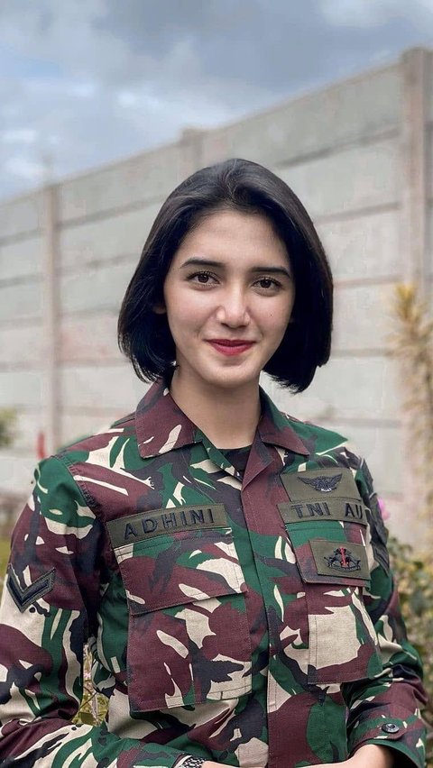 5 Potret Serda Adhini, Anggota TNI Terpilih jadi Pramugari Pesawat Kepresidenan