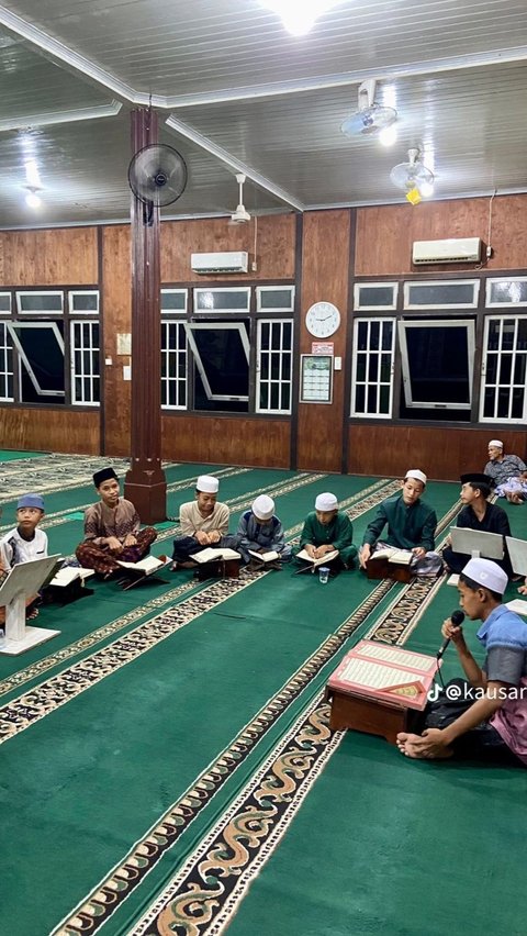 Di momen Ramadan seperti ini, banyak juga anak muda hingga orang tua yang berdiam diri di masjid untuk melakukan tadarus Al-Qur'an.