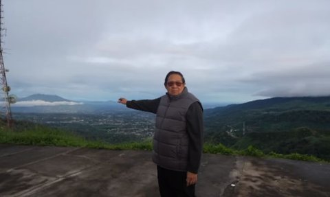 Momen SBY Santai Melukis Pemandangan Langsung di Atas Bukit, Hasil Lukisan Banjir Pujian