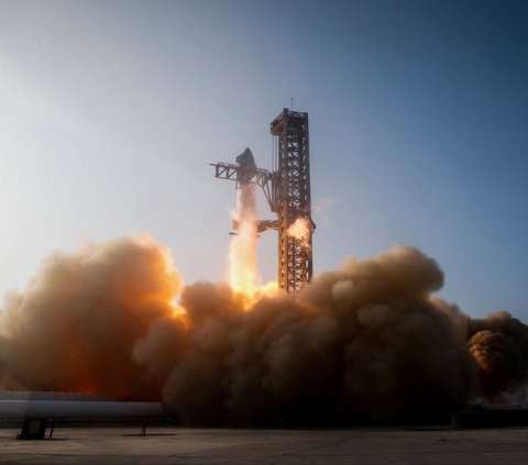 Perusahaan transportasi luar angkasa milik miliarder Elon Musk, SpaceX meluncurkan roket raksasa Starship dalam uji terbang ketiga pada 13 Maret 2024. Roket terkuat di dunia itu meluncur dari Starbase SpaceX di boba Chica, Texas. REUTERS/Joe Skipper<br>