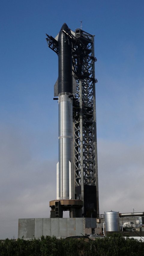 Peluncuran roket raksasa Starship ini merupakan bagian dari proyek ambisius Elon Musk untuk mengirim manusia ke Mars. REUTERS/Joe Skipper<br>