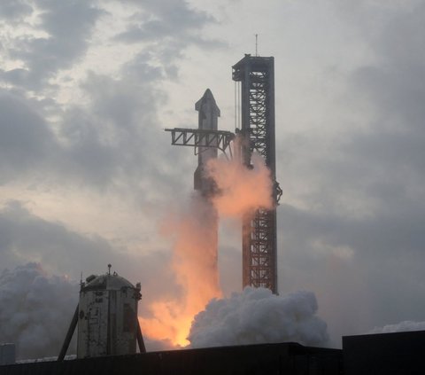 FOTO: Momen Peluncuran Roket Raksasa Starship Milik Elon Musk: Sukses Capai Orbit, tapi Hancur Saat Kembali ke Bumi